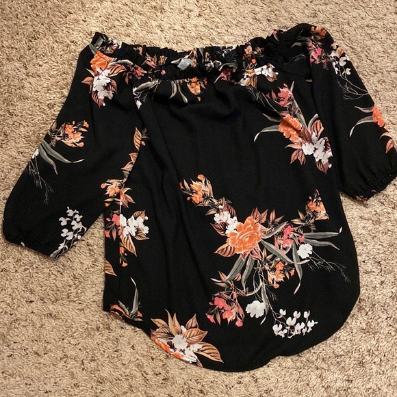 Off the shoulder - Picture 2 of 3